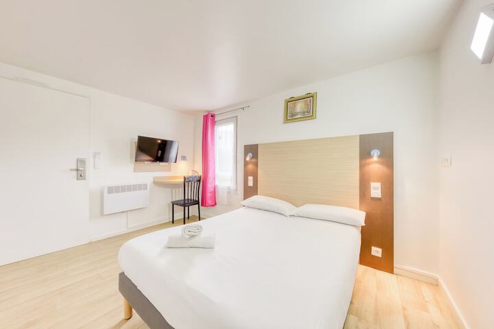 Room 15 of 33