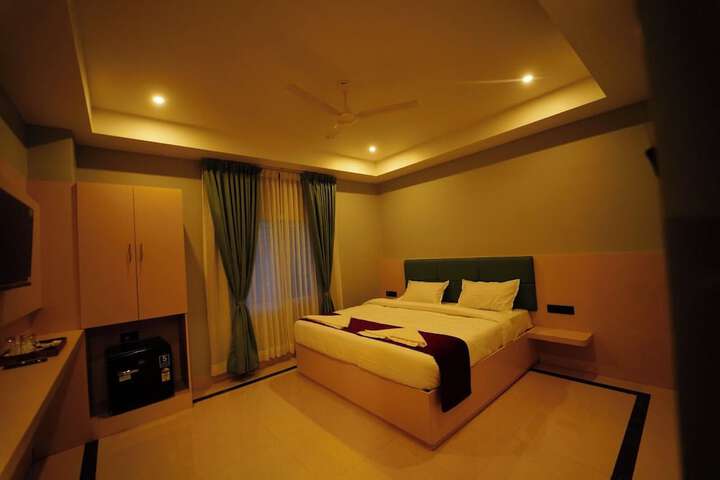 Room 9 of 12