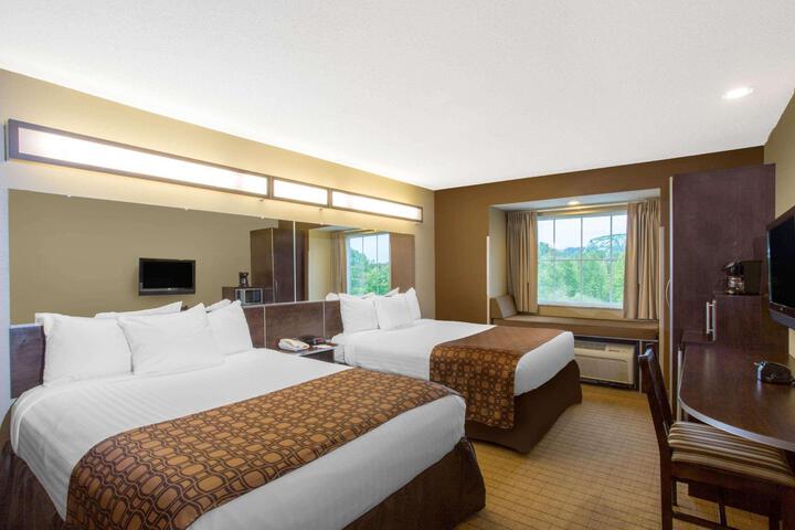 1 Queen Bed Accessible Room (5 of 19)