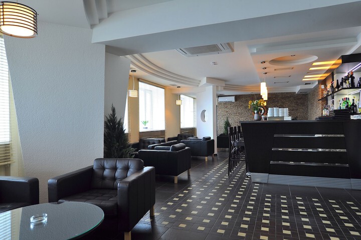Lounge 48 of 65