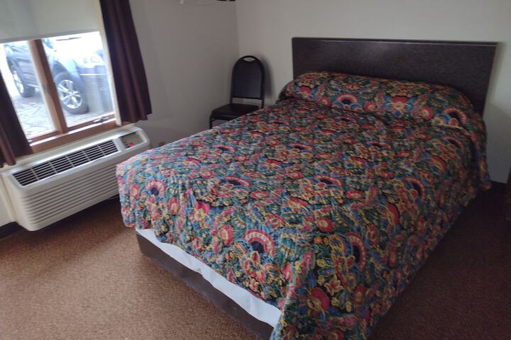 Classic Room 1 Queen Bed (7 of 11)