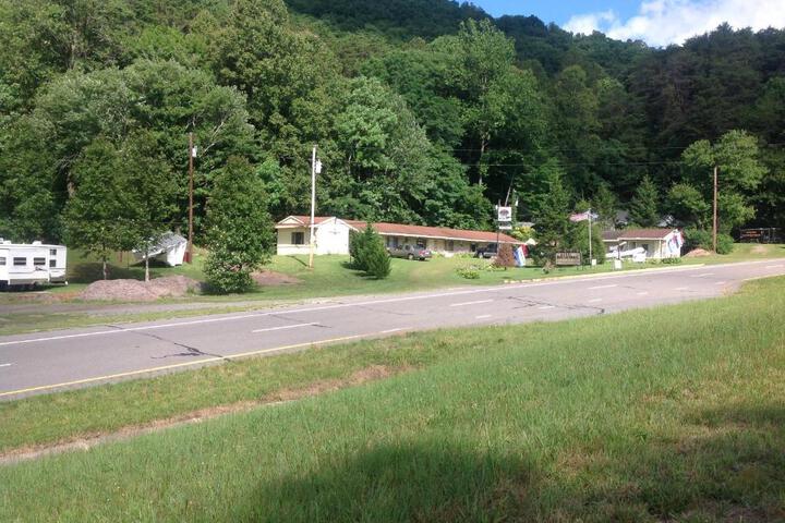 Lucky 7 / Rainbow motel in Murphy, NC