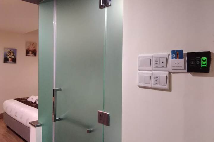 Room 12 of 63