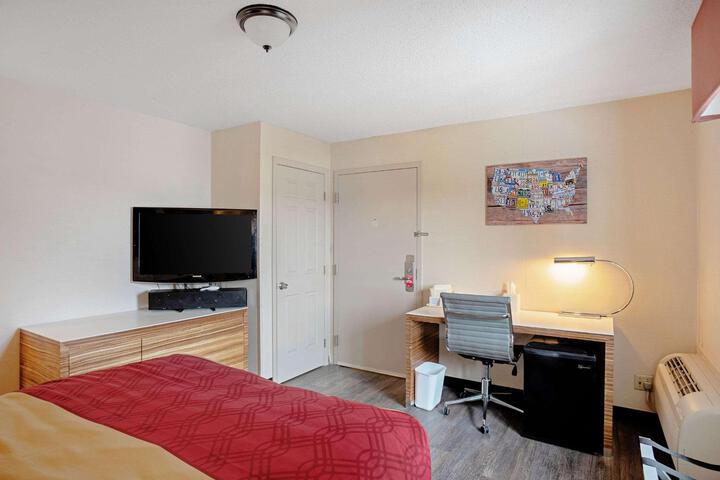 1 Queen Bed (8 of 11)