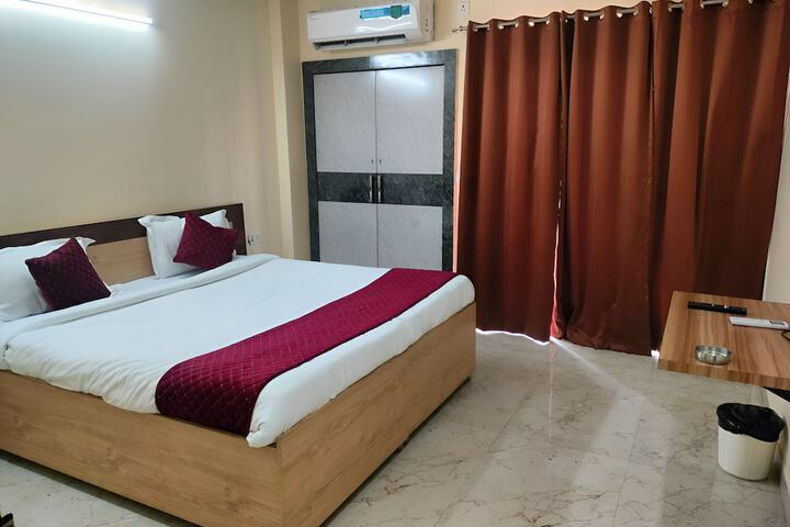 Room 6 of 10