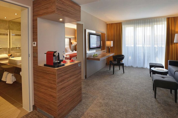 Room 34 of 114