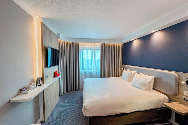 Room 10 of 80
