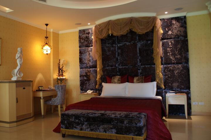 Suite 5 of 6