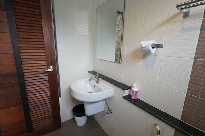 Room 7 of 16