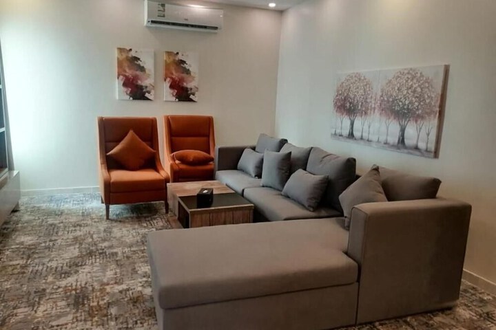 Lounge 29 of 48