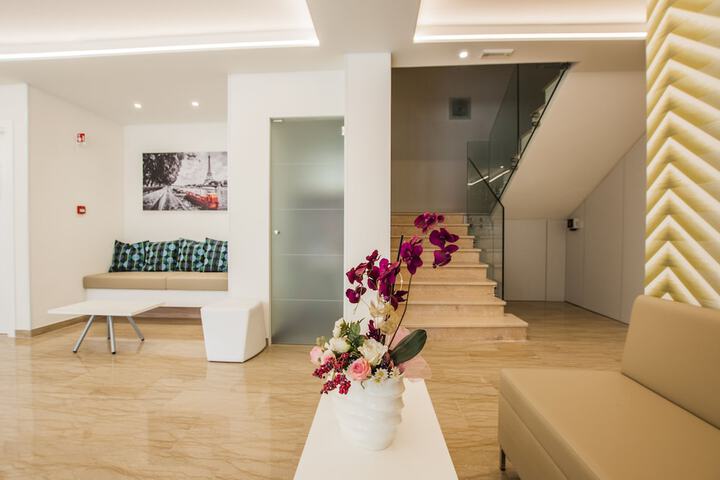 Lobby lounge