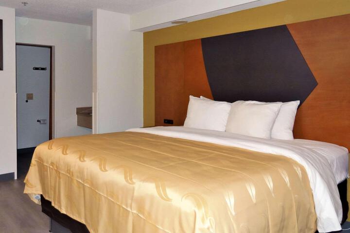 1 King Bed (5 of 6)