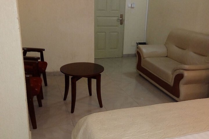 Room 6 of 33