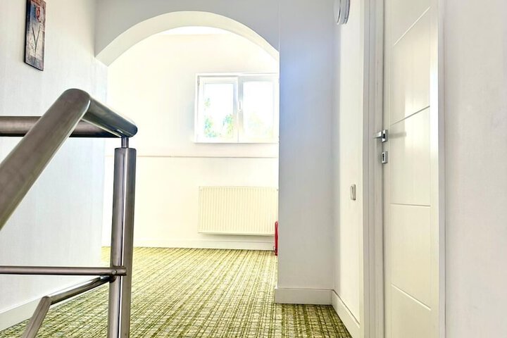 Room 9 of 34
