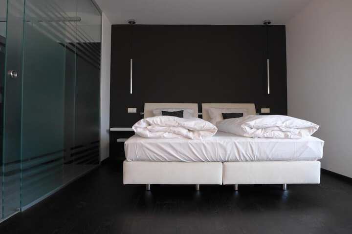 Room 16 of 44