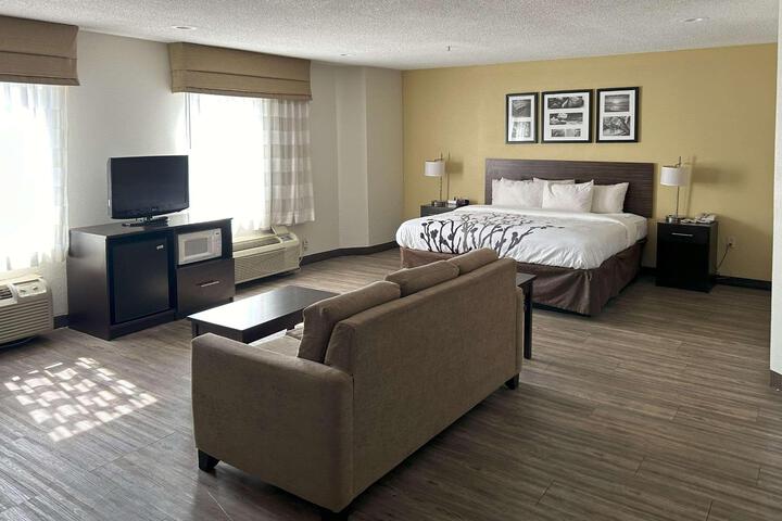 1 King Bed (3 of 21)