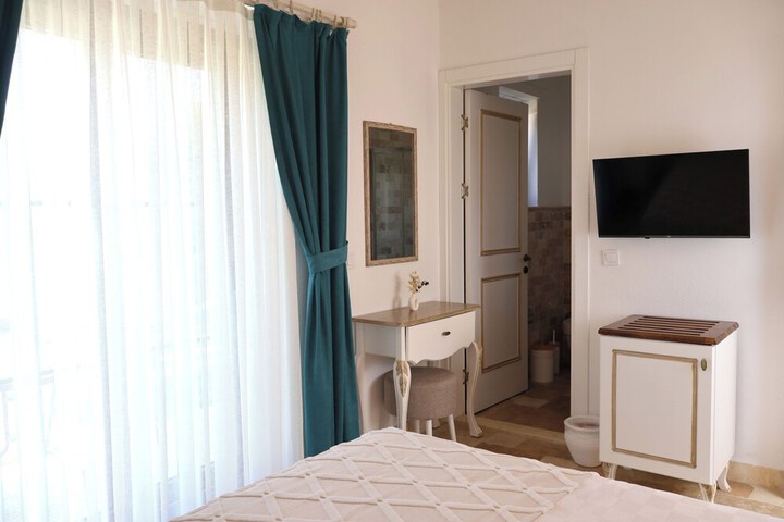 Room 28 of 141