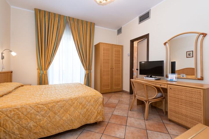 Room 11 of 74