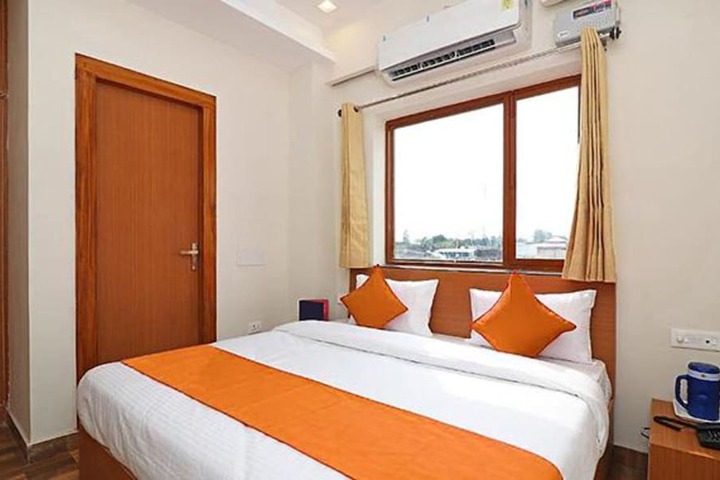 Room 12 of 18