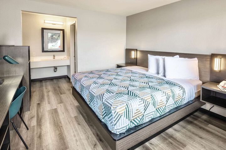 1 King Bed Micfridge (4 of 4)