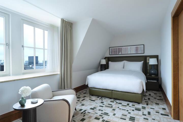 Room 33 of 168