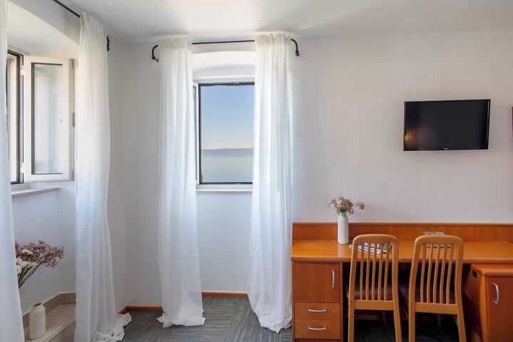 Room 28 of 42