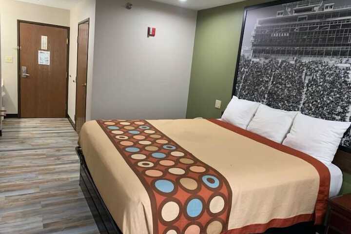 1 King Bed (3 of 12)