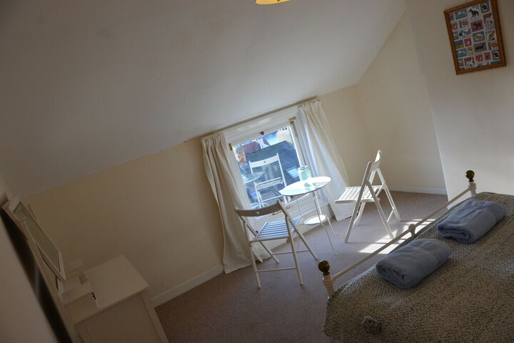 Room 8 of 18