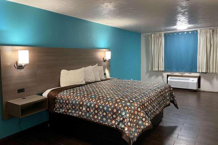 1 King Bed (5 of 11)
