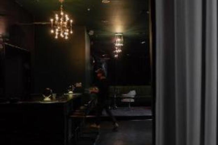 Lounge 3 of 8