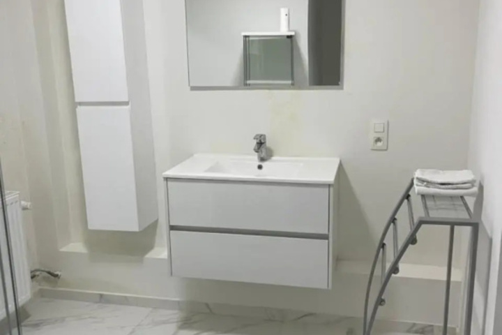 Room 7 of 12