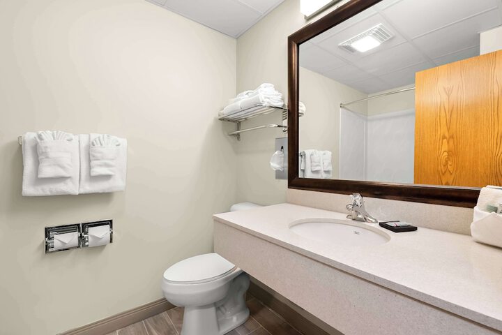 2 Queen Accessible Bathtub First Floor Microwave, Refrigerator WiFi Continental Breakfast (11 of 14)