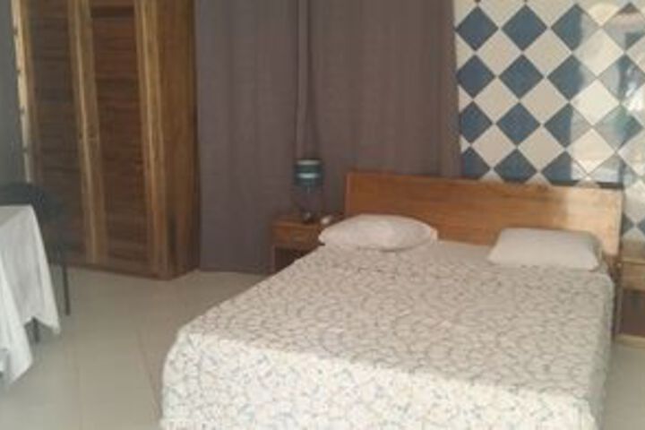Room 6 of 10
