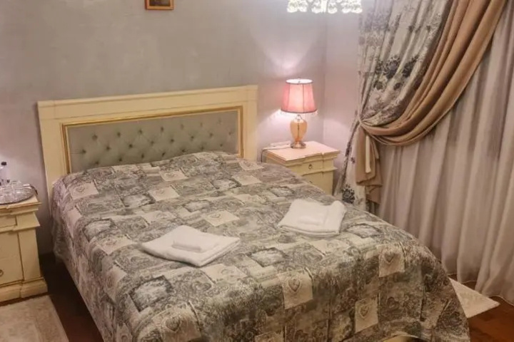 Room 5 of 9