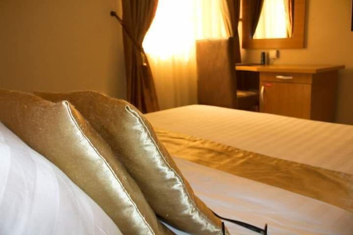 Room 4 of 5
