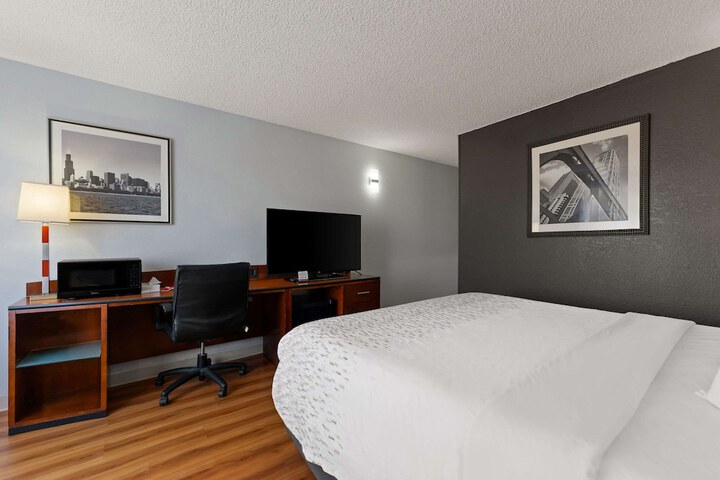 1 King Bed (6 of 16)
