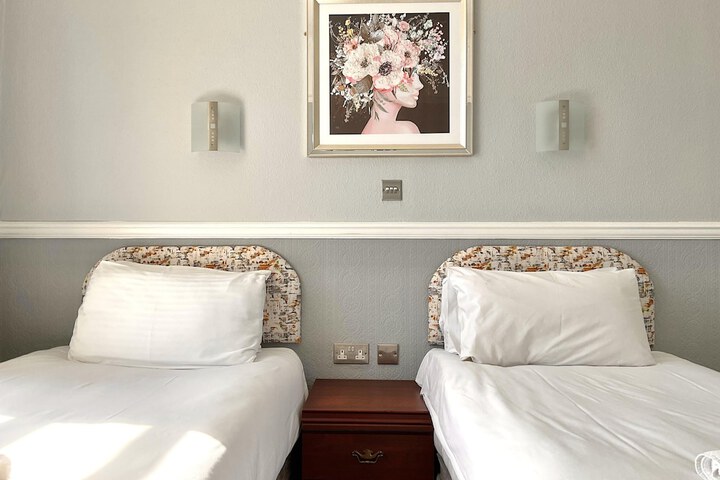 Room 16 of 76