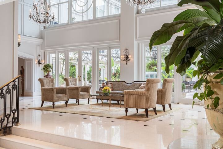 Lobby lounge