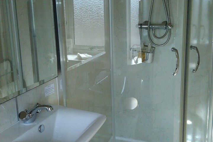 Room 9 of 16