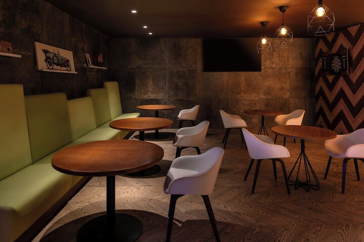 Lounge 90 of 102