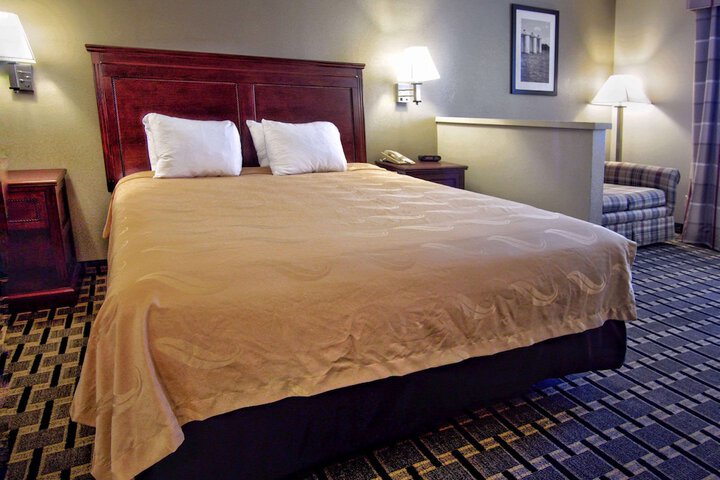 1 King Bed (2 of 13)