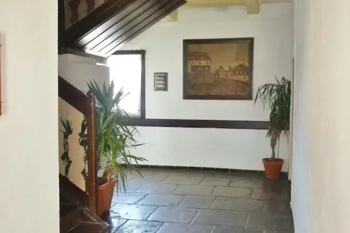 Room 5 of 10