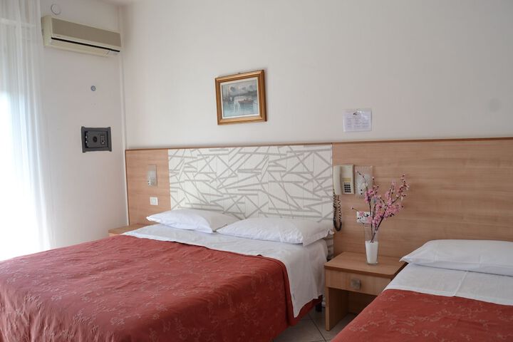 Room 9 of 33