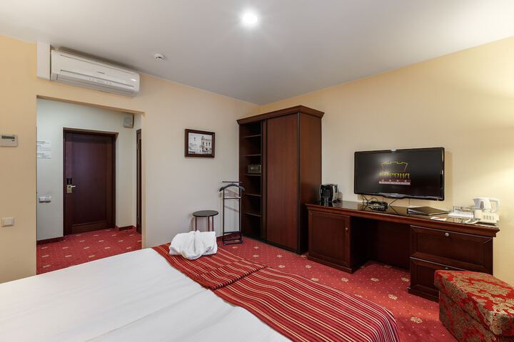 Room 11 of 38