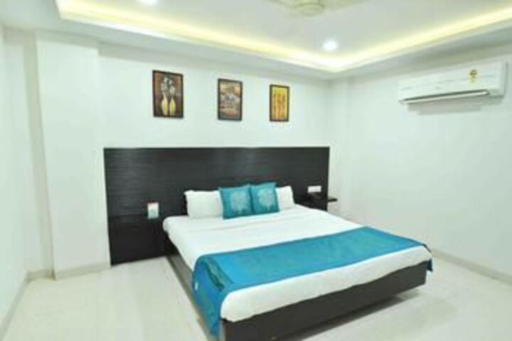 Room 4 of 12