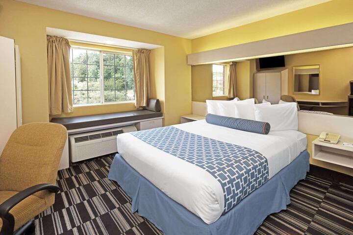 1 Queen Bed Deluxe Accessible Room (12 of 28)