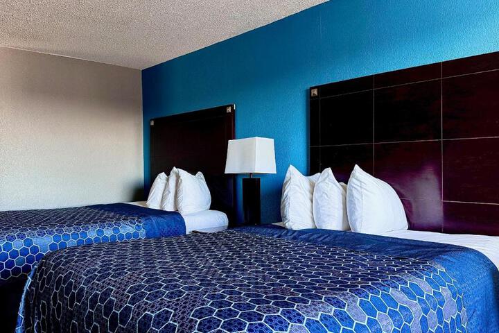 2 Queen Beds (16 of 20)