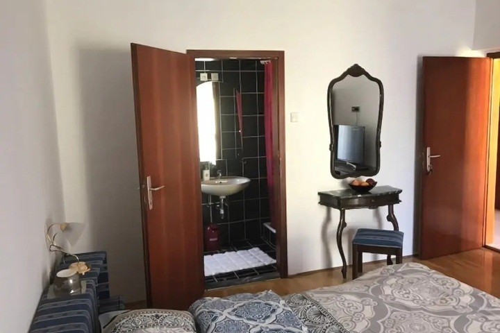 Room 4 of 11
