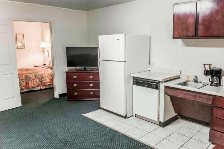 Efficiency 2 Queen Beds (2 of 13)