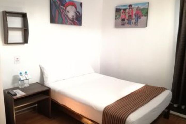 Room 8 of 18
